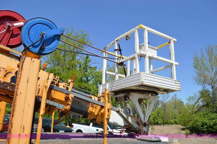 image for item I4575 2002 International 4900 bucket truck