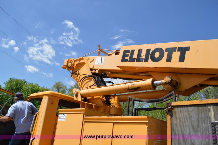 image for item I4575 2002 International 4900 bucket truck
