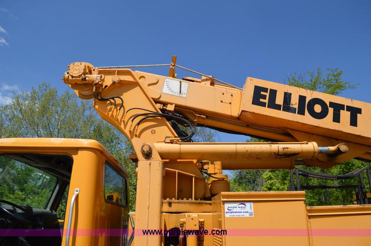 image for item I4575 2002 International 4900 bucket truck