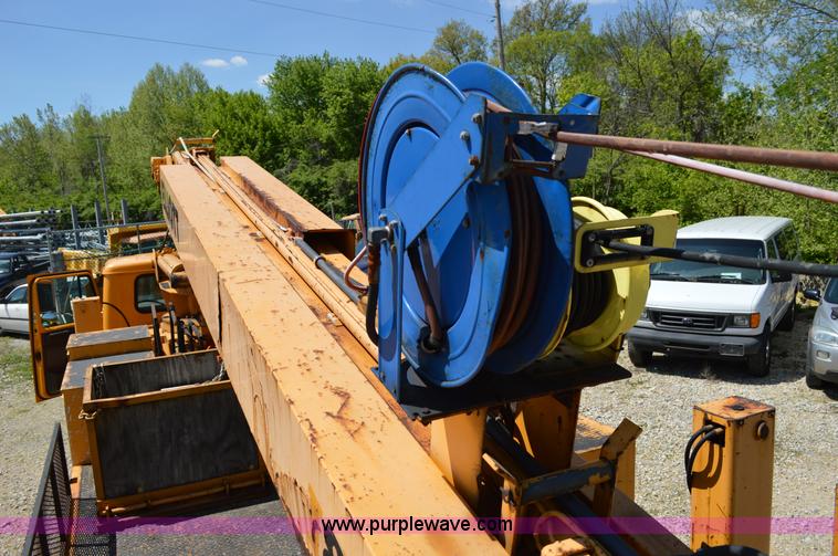 image for item I4575 2002 International 4900 bucket truck