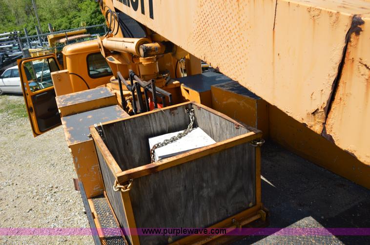 image for item I4575 2002 International 4900 bucket truck