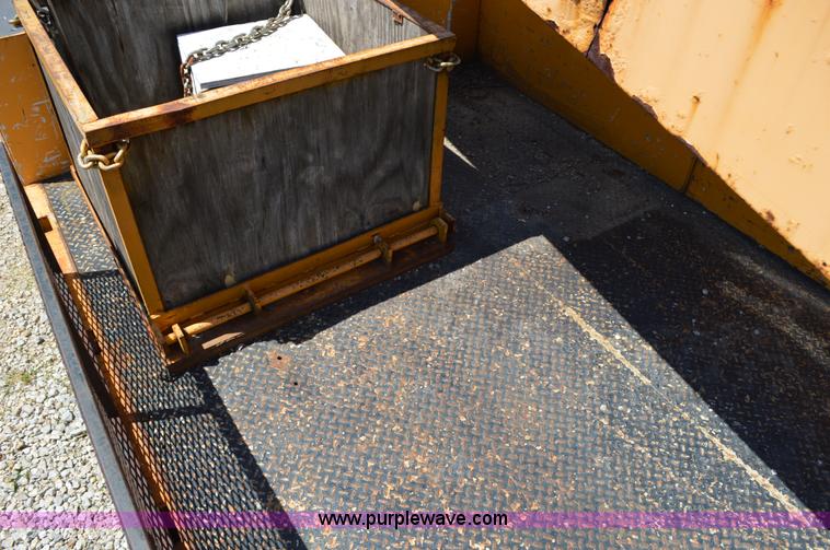 image for item I4575 2002 International 4900 bucket truck