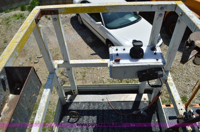 image for item I4575 2002 International 4900 bucket truck