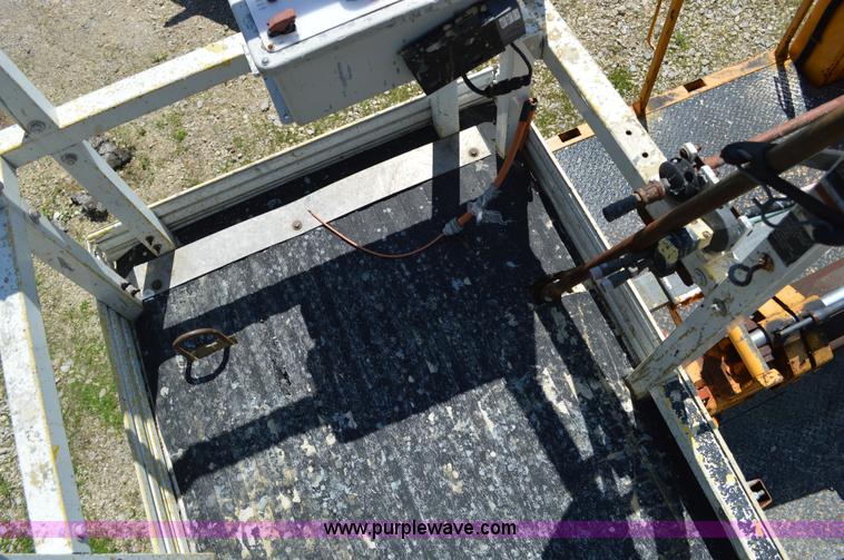 image for item I4575 2002 International 4900 bucket truck