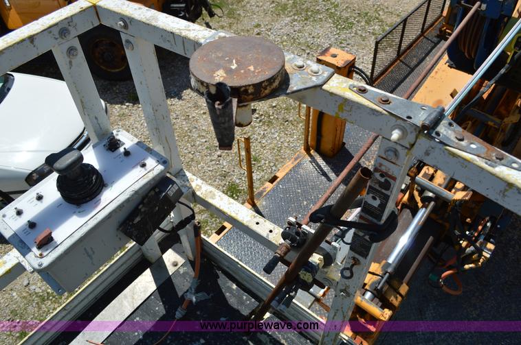 image for item I4575 2002 International 4900 bucket truck