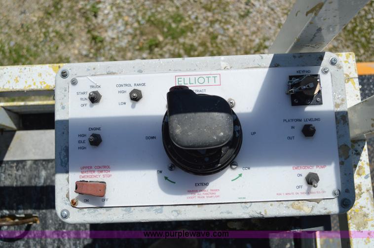 image for item I4575 2002 International 4900 bucket truck