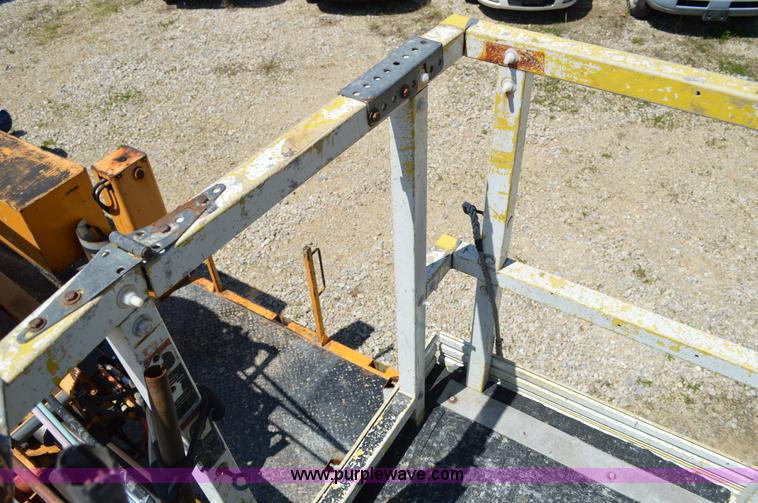 image for item I4575 2002 International 4900 bucket truck