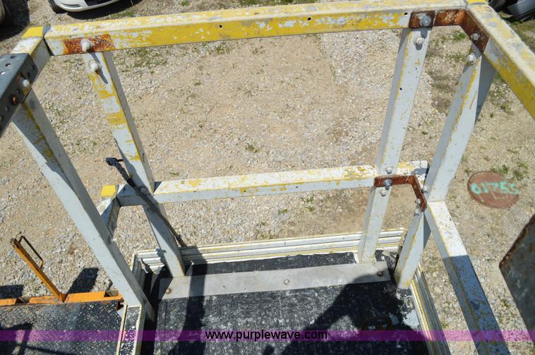 image for item I4575 2002 International 4900 bucket truck