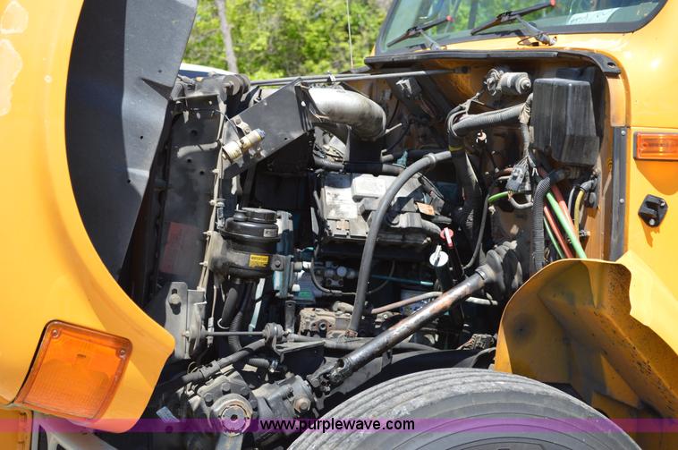 image for item I4575 2002 International 4900 bucket truck