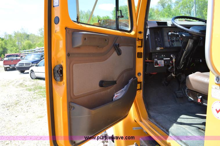 image for item I4575 2002 International 4900 bucket truck