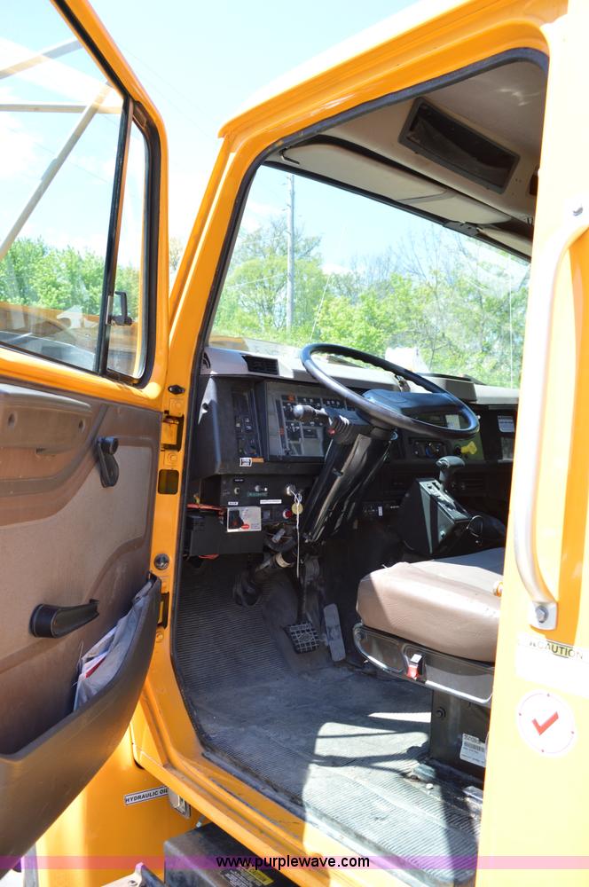 image for item I4575 2002 International 4900 bucket truck