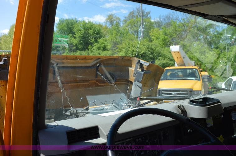 image for item I4575 2002 International 4900 bucket truck