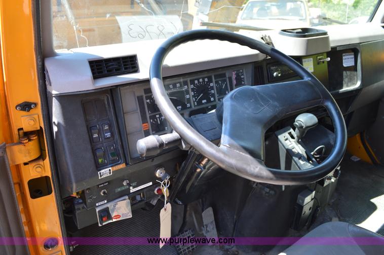 image for item I4575 2002 International 4900 bucket truck