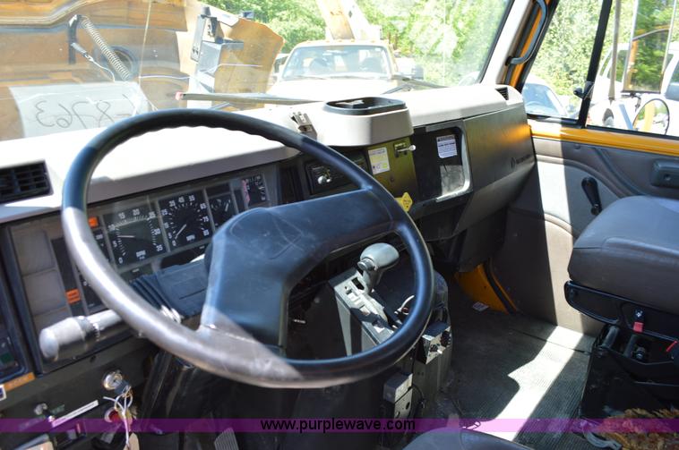 image for item I4575 2002 International 4900 bucket truck