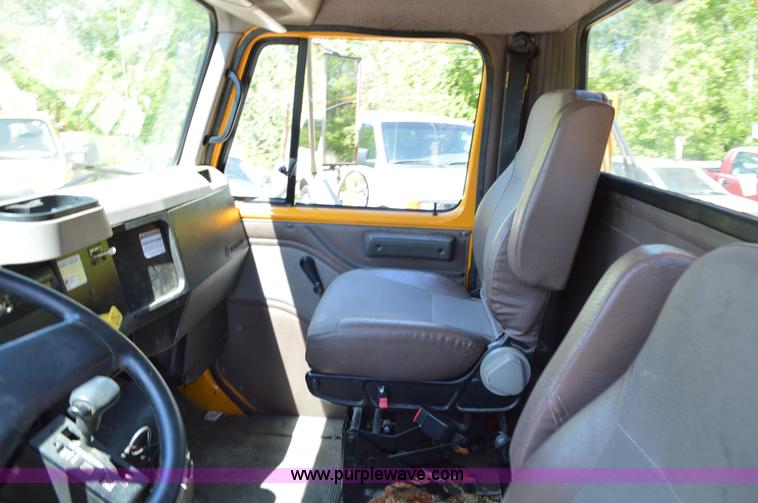 image for item I4575 2002 International 4900 bucket truck