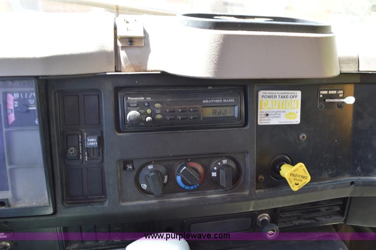 image for item I4575 2002 International 4900 bucket truck