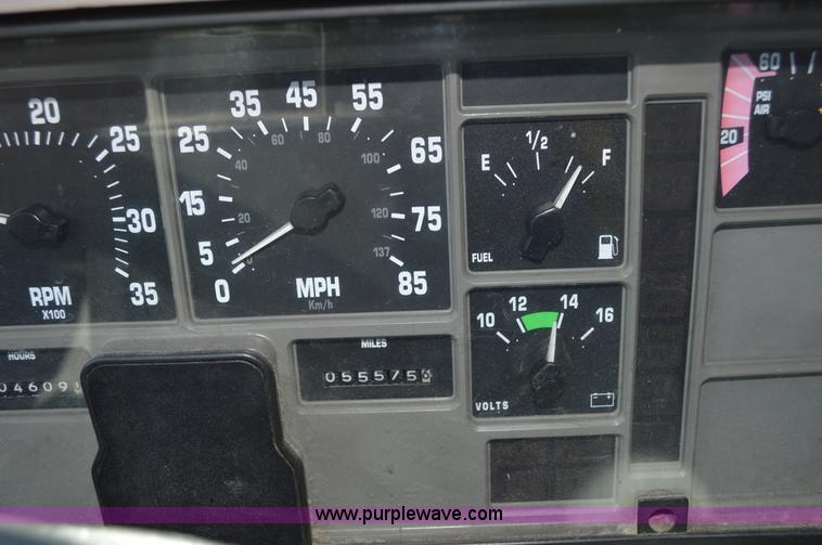 image for item I4575 2002 International 4900 bucket truck