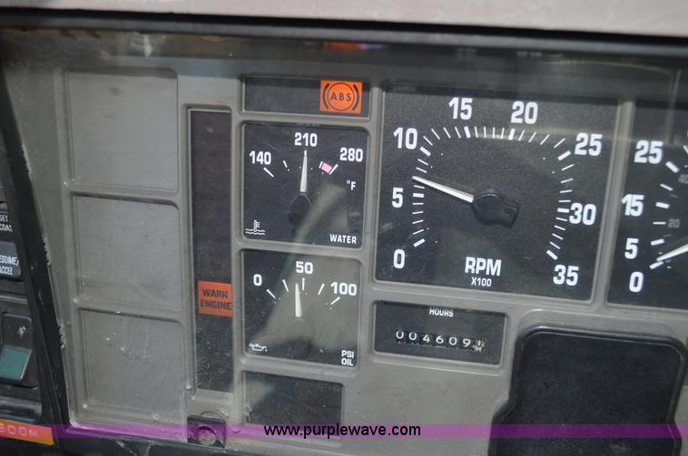 image for item I4575 2002 International 4900 bucket truck