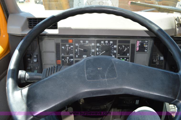 image for item I4575 2002 International 4900 bucket truck