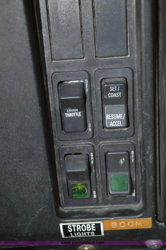 image for item I4575 2002 International 4900 bucket truck