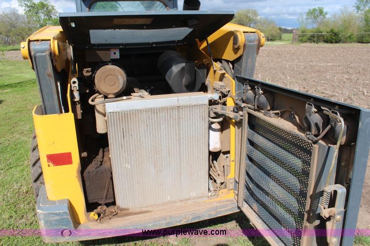 image for item K6792 2012 Gehl V330 skid steer