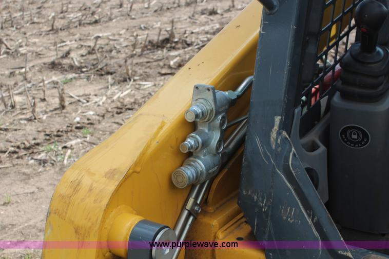 image for item K6792 2012 Gehl V330 skid steer