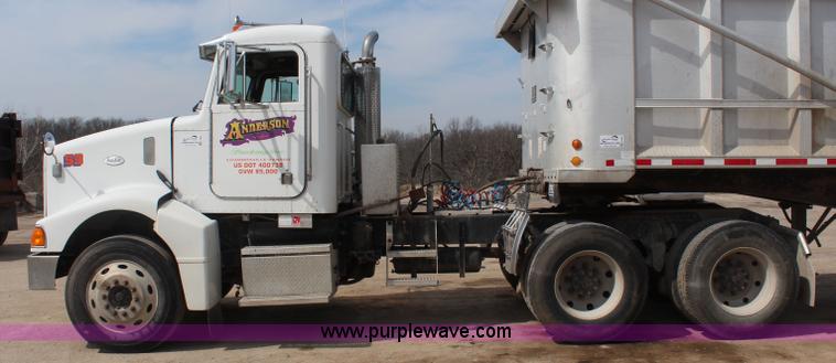 image for item K6843 1999 Peterbilt 385 semi truck