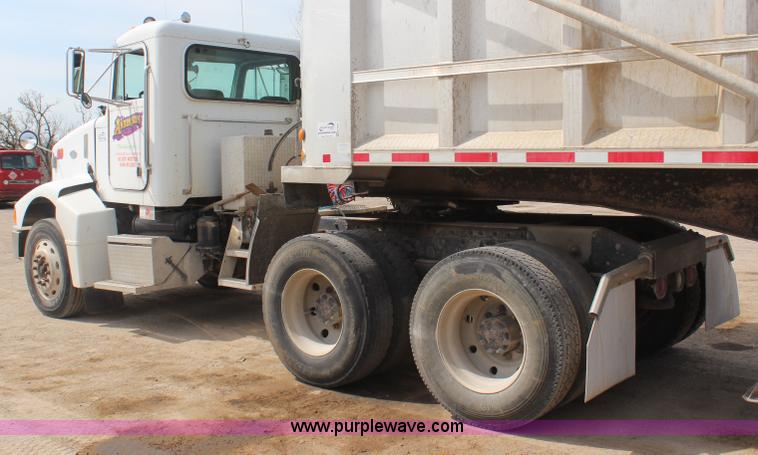 image for item K6843 1999 Peterbilt 385 semi truck