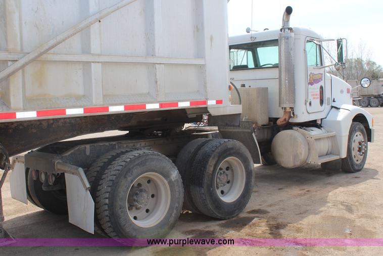 image for item K6843 1999 Peterbilt 385 semi truck