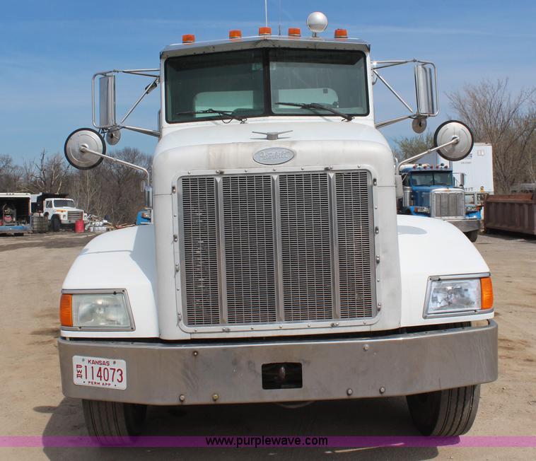 image for item K6843 1999 Peterbilt 385 semi truck