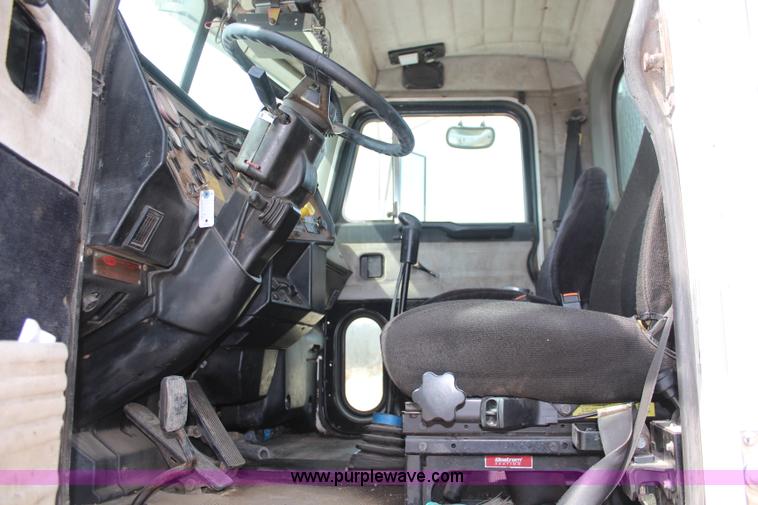 image for item K6843 1999 Peterbilt 385 semi truck