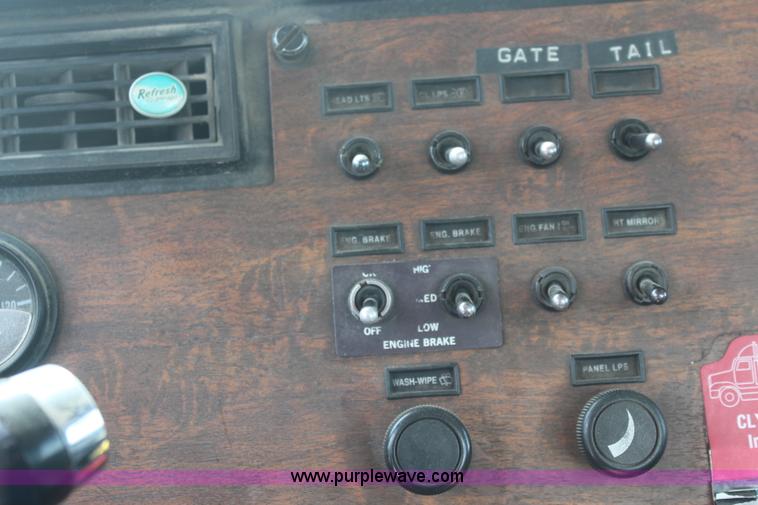 image for item K6843 1999 Peterbilt 385 semi truck