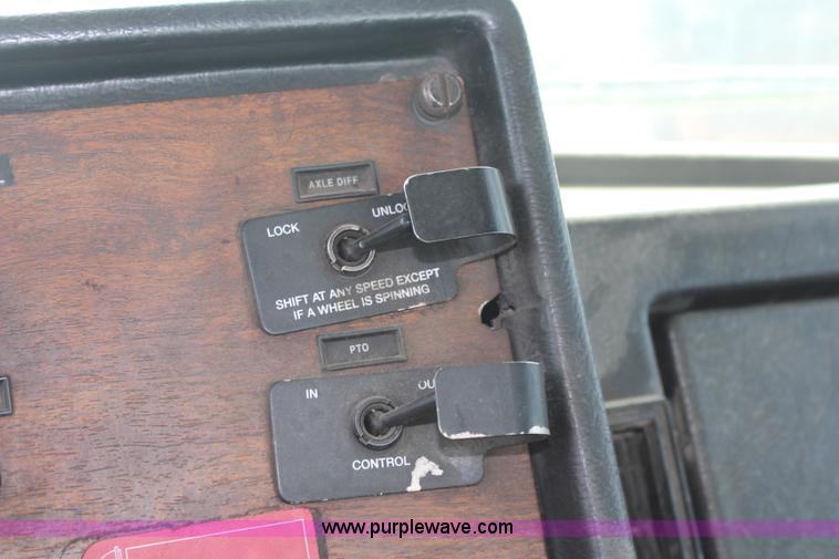 image for item K6843 1999 Peterbilt 385 semi truck