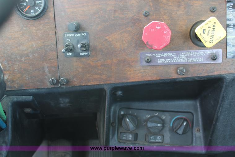 image for item K6843 1999 Peterbilt 385 semi truck