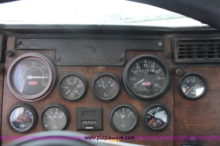 image for item K6843 1999 Peterbilt 385 semi truck