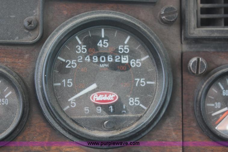 image for item K6843 1999 Peterbilt 385 semi truck
