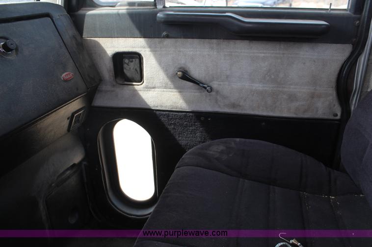 image for item K6843 1999 Peterbilt 385 semi truck