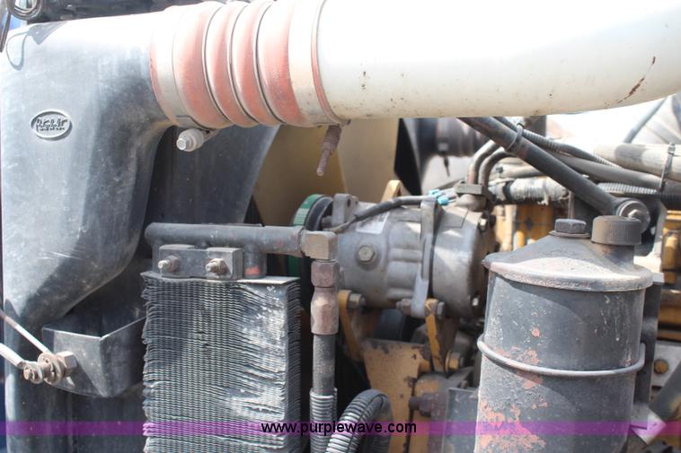 image for item K6843 1999 Peterbilt 385 semi truck