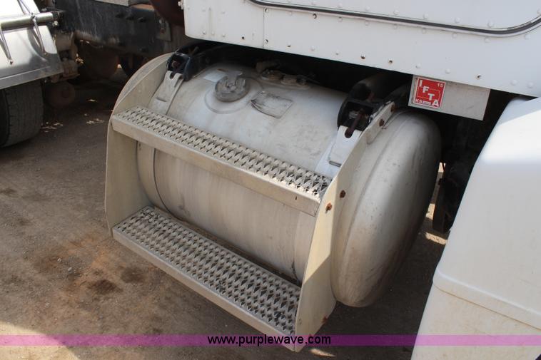 image for item K6843 1999 Peterbilt 385 semi truck