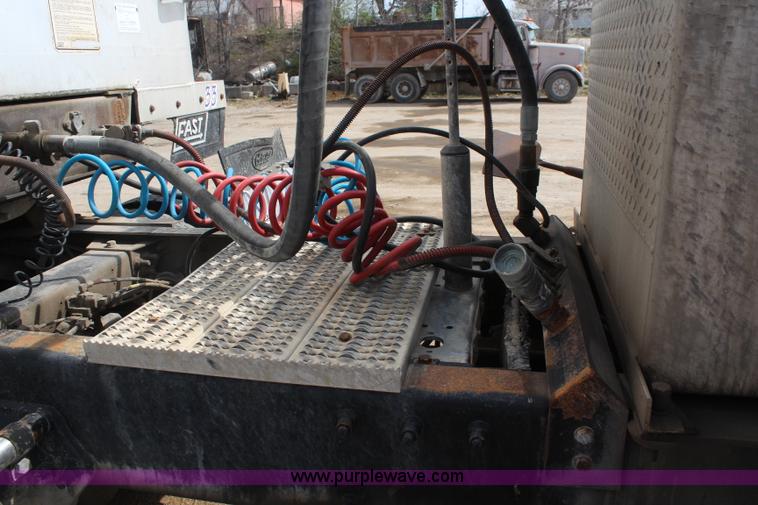 image for item K6843 1999 Peterbilt 385 semi truck