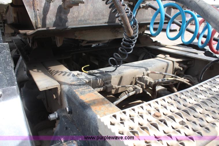 image for item K6843 1999 Peterbilt 385 semi truck