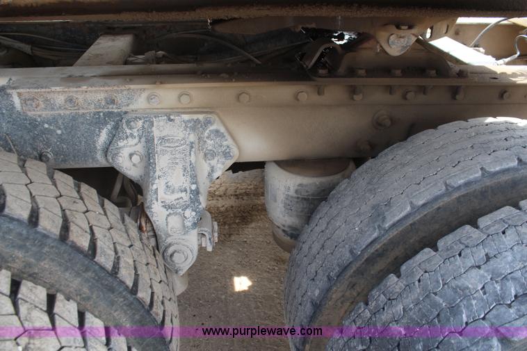 image for item K6843 1999 Peterbilt 385 semi truck