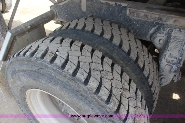 image for item K6843 1999 Peterbilt 385 semi truck