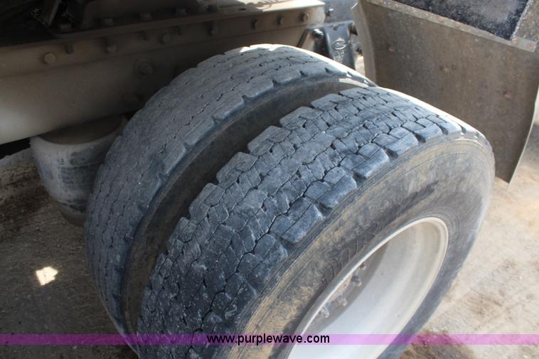 image for item K6843 1999 Peterbilt 385 semi truck