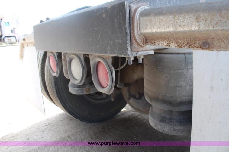 image for item K6843 1999 Peterbilt 385 semi truck