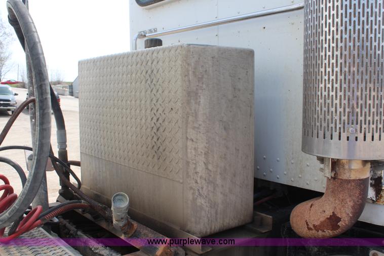 image for item K6843 1999 Peterbilt 385 semi truck