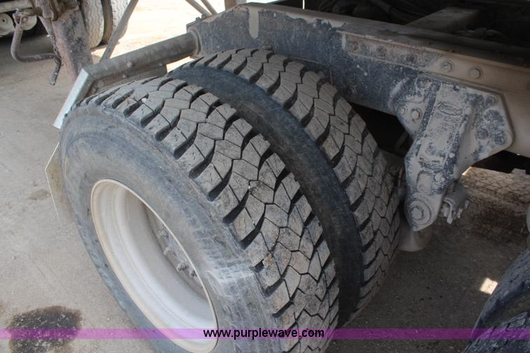 image for item K6843 1999 Peterbilt 385 semi truck