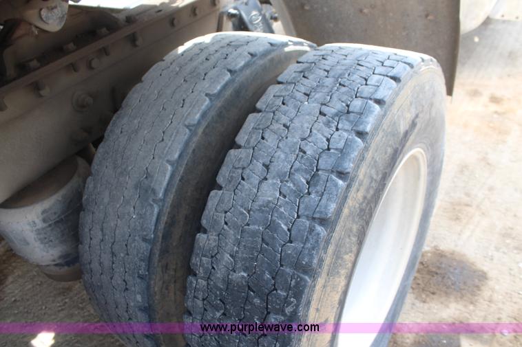 image for item K6843 1999 Peterbilt 385 semi truck