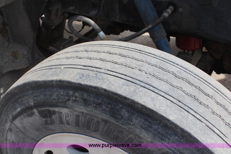 image for item K6843 1999 Peterbilt 385 semi truck