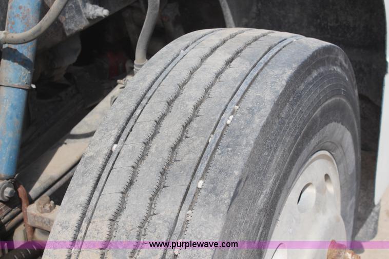 image for item K6843 1999 Peterbilt 385 semi truck